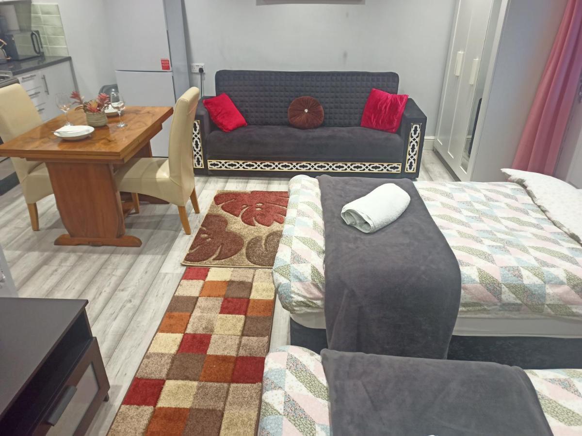 Homey Studio In Newport Perfect For Couples & Travelers Exterior photo
