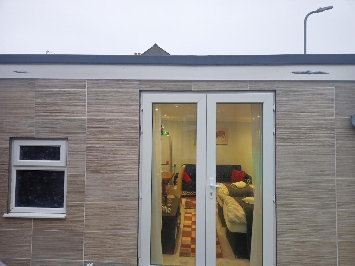 Homey Studio In Newport Perfect For Couples & Travelers Exterior photo
